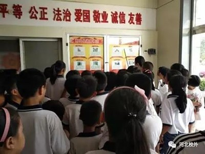 南皮县青少年活动中心与安顺小学 共同组织《道德模范先进事迹图片展》活动